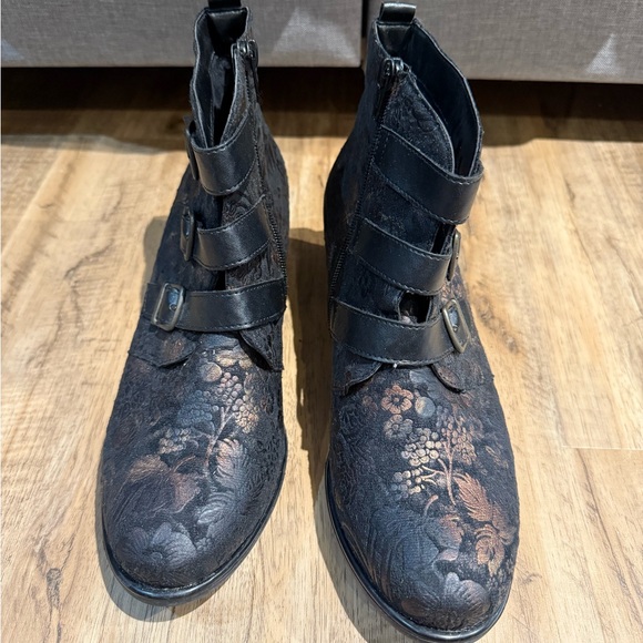 Remonte Shoes - Remonte Black and Gold Patterned Ankle Boots
